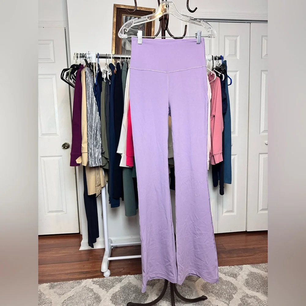 LULULEMON Groove Nulu Super-High-Rise Flared Pant
Regular SIZE 6 square dot - Picture 3 of 10